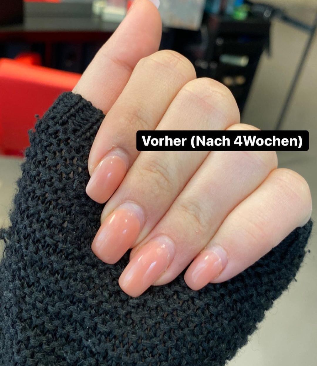 Hand with natural nude nails in black fingerless gloves, labeled “Vorher (Nach 4 Wochen)”