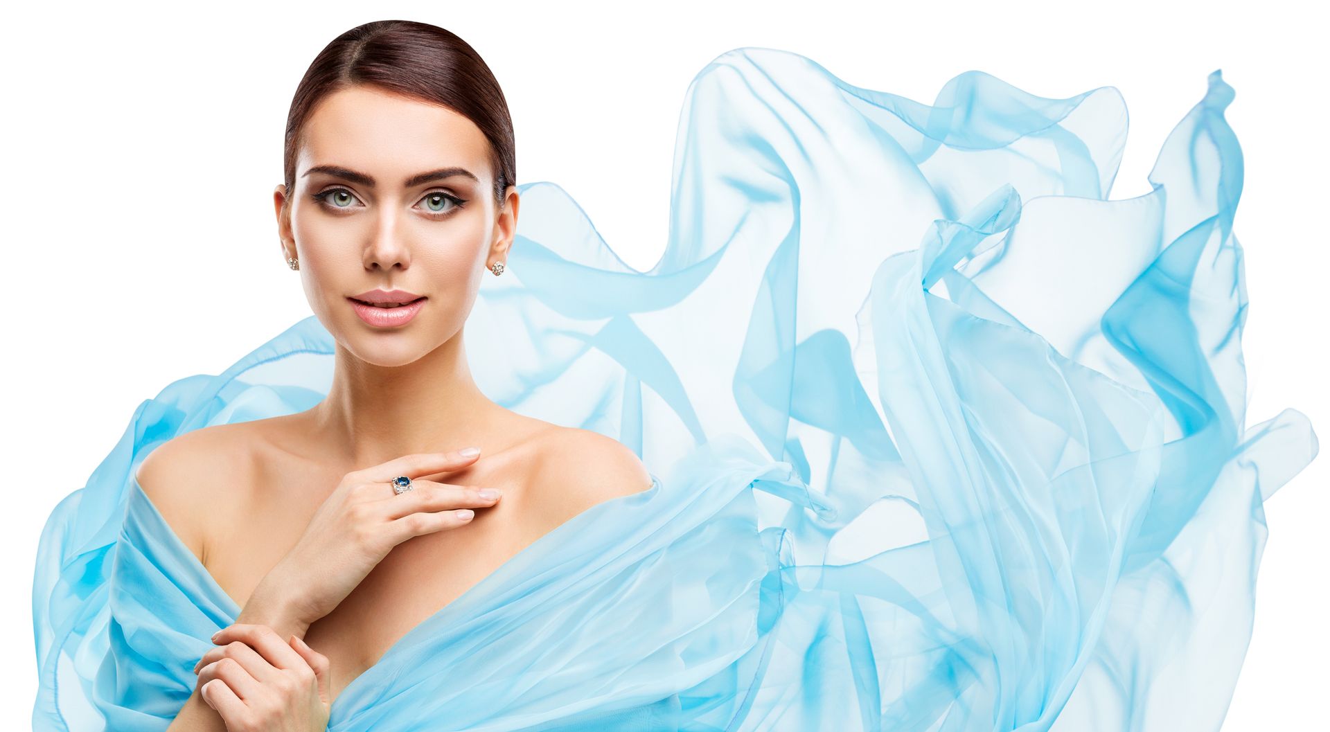 una donna è avvolta in una sciarpa blu .