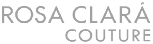 Logo di Rosa Clarà Couture in testo grigio chiaro su sfondo bianco.
