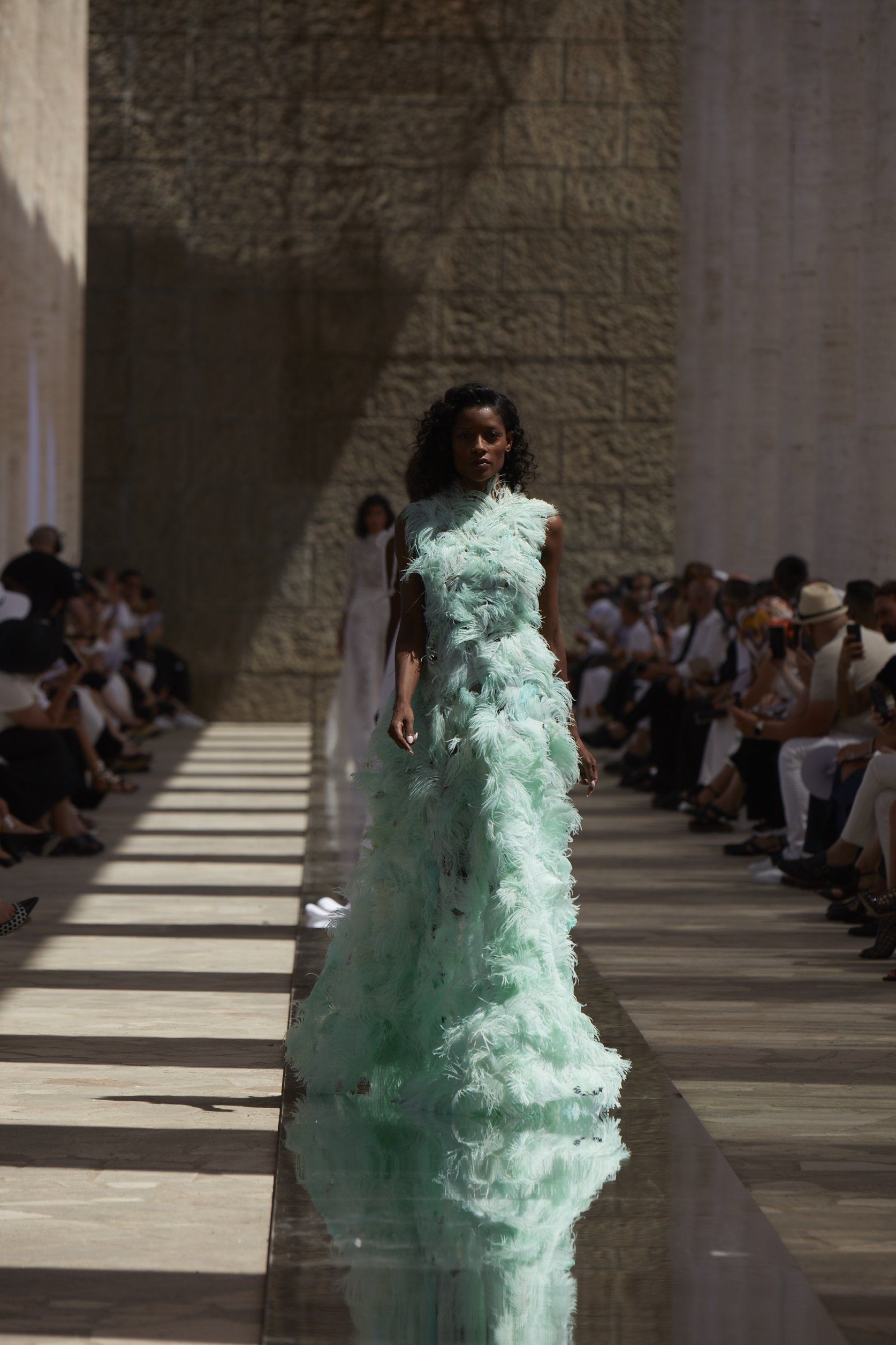 sposa con bouquet di fiori in mano