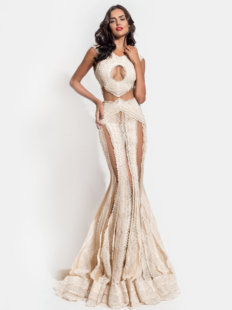 Donna in abito a sirena di pizzo color crema con scollo circolare, in posa su sfondo bianco.