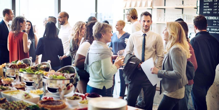 Essen für Firmenevent vorbereiten