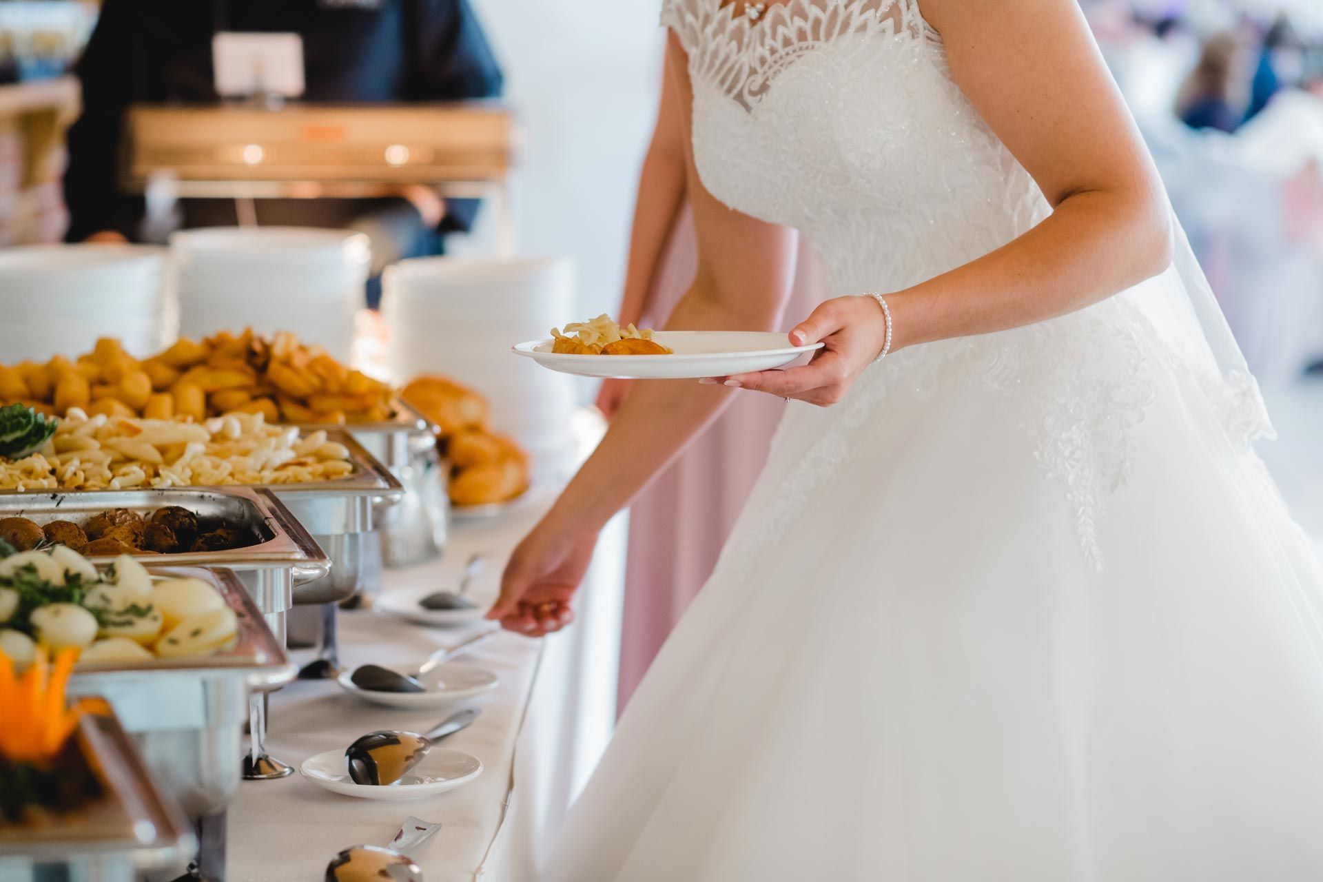Braut holt sich Essen vom Hochzeitscatering Stuttgart