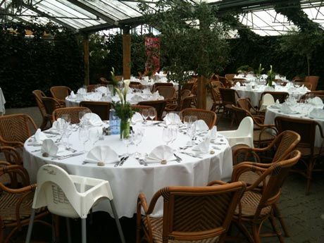 Tischgedeck beim BBQ im Sonnenhof-Glashaus