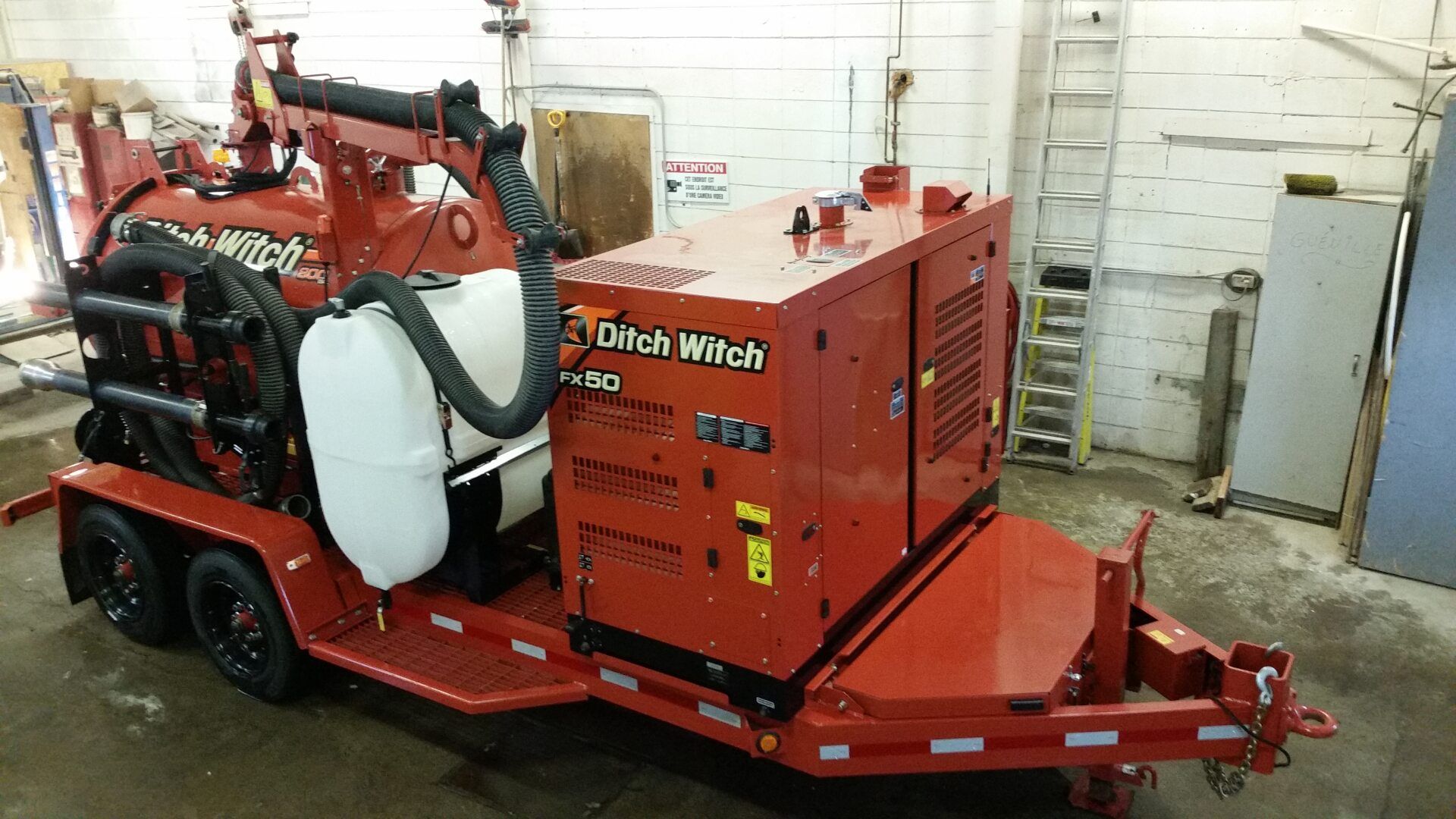 Une torche rouge sorcière aspirateur sur une remorque dans un garage