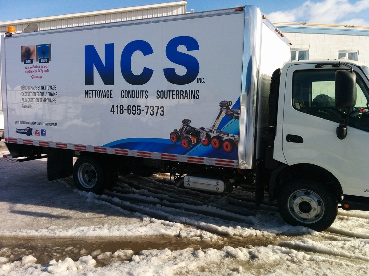 Un camion NCS blanc est garé dans la neige
