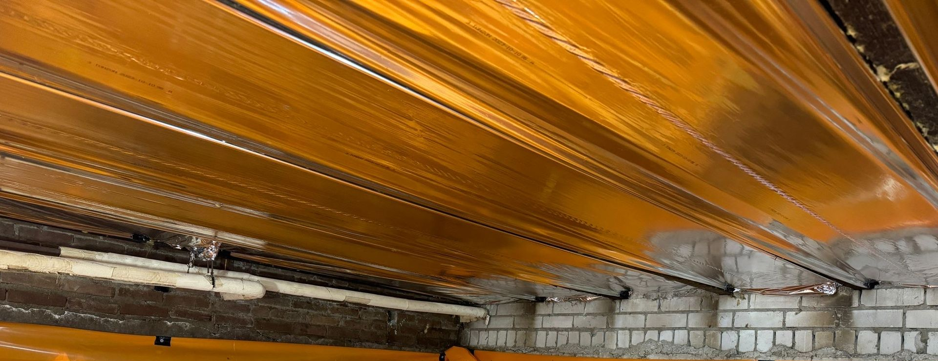 Natte kruipruimte oplossen met isolatie of drainage Oplossingen voor een natte kruipruimte met water op de bodem, van dampscherm en bodemisolatie tot drainage
