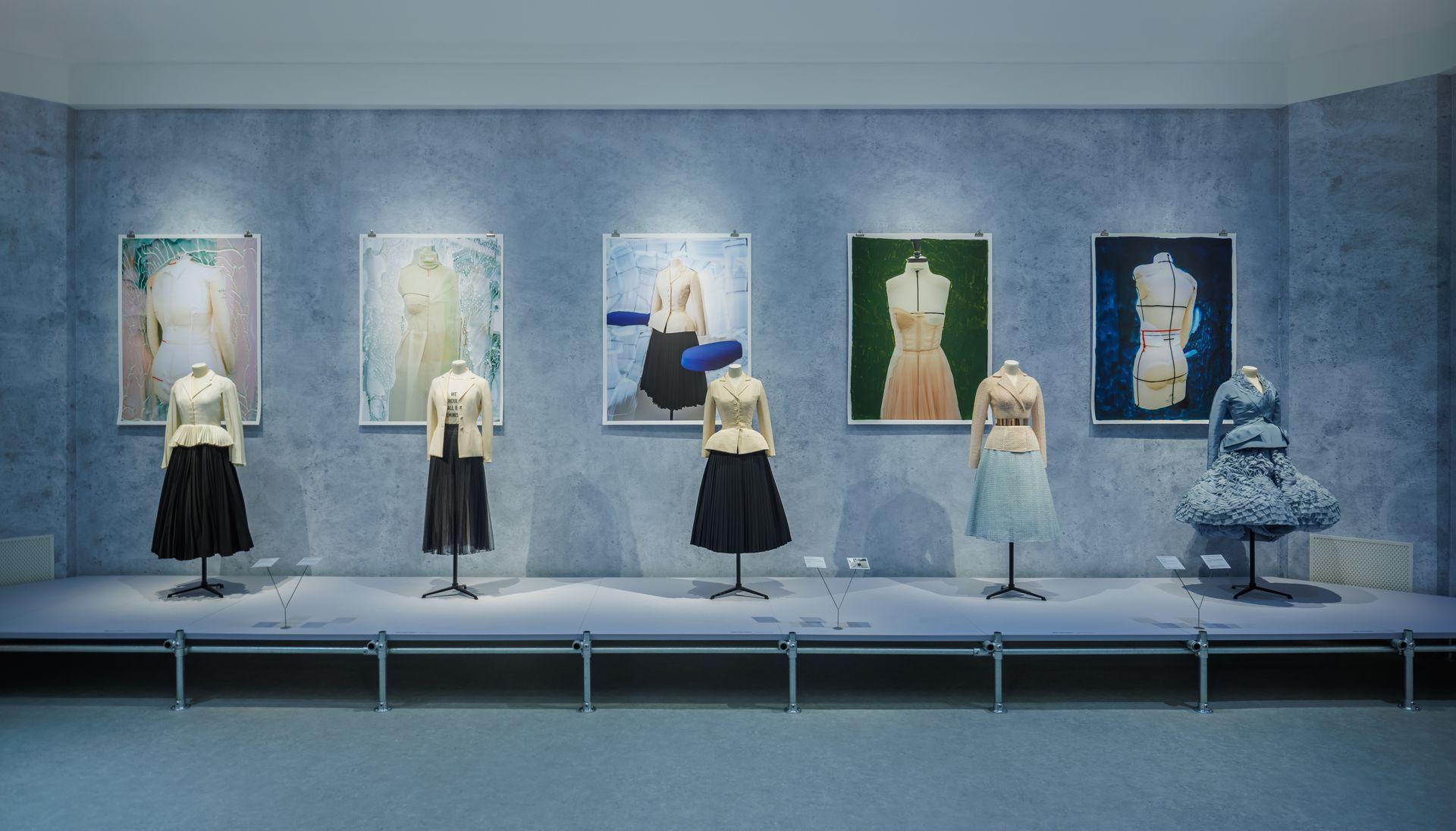 Presentatie van kleding in museale tentoonstelling