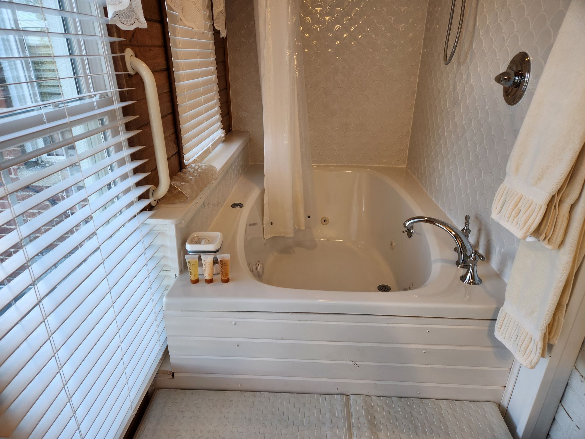 double Jacuzzi tub in Ann's Room