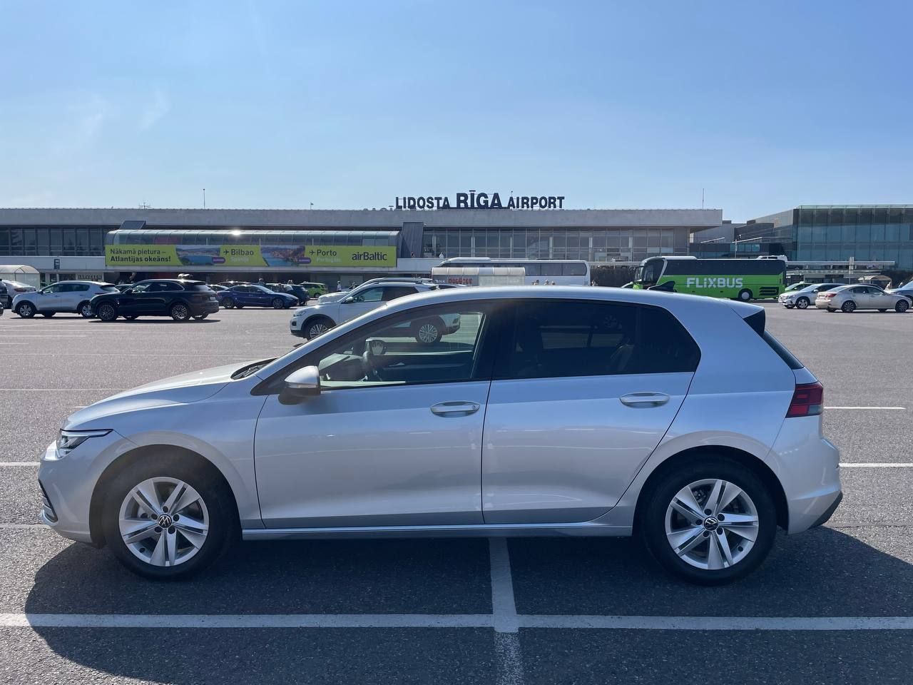 Sudraba golfs ir novietots autostāvvietā lidostas priekšā.