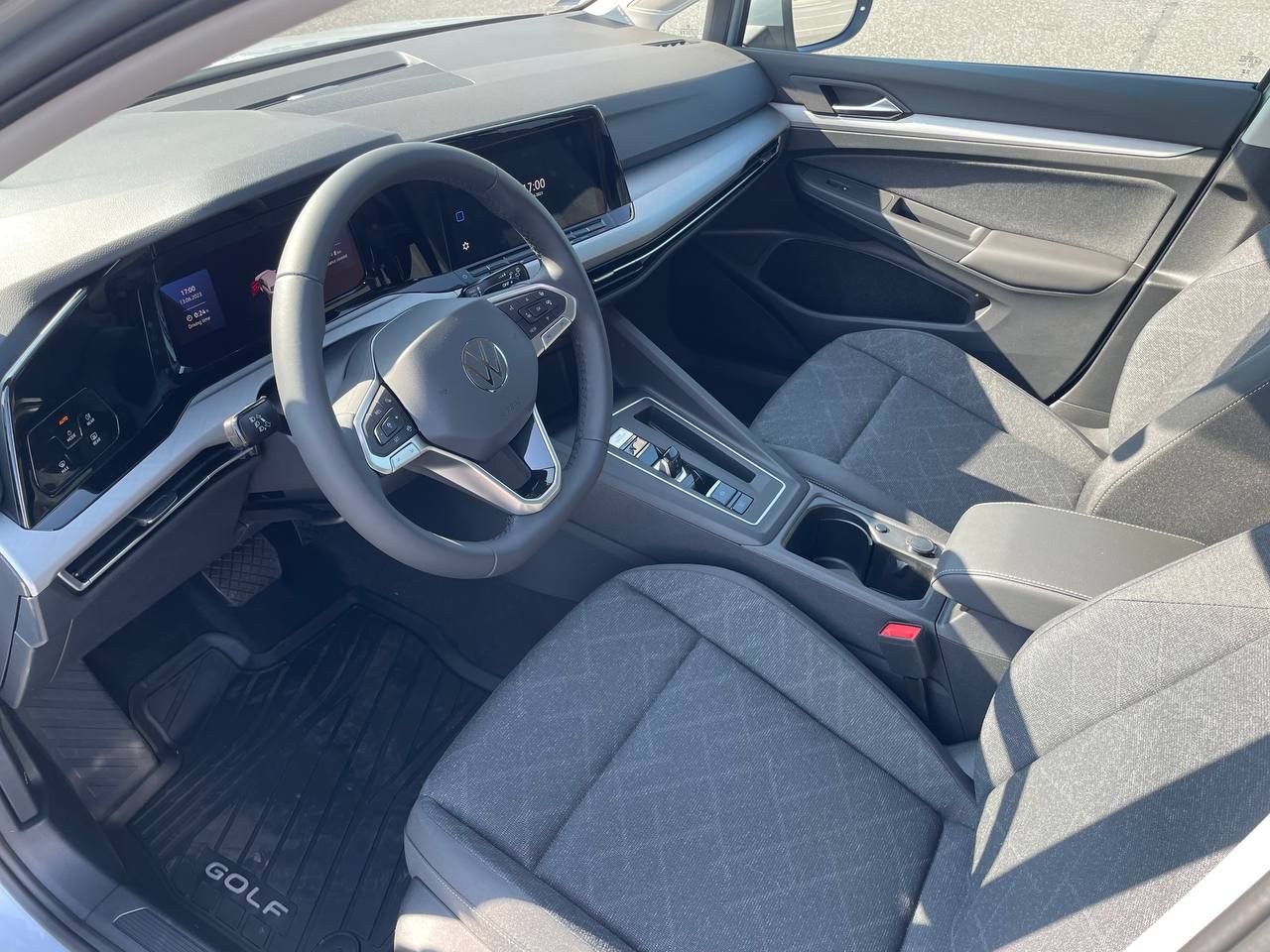 Volkswagen Golf salons ar stūri un sēdekļiem