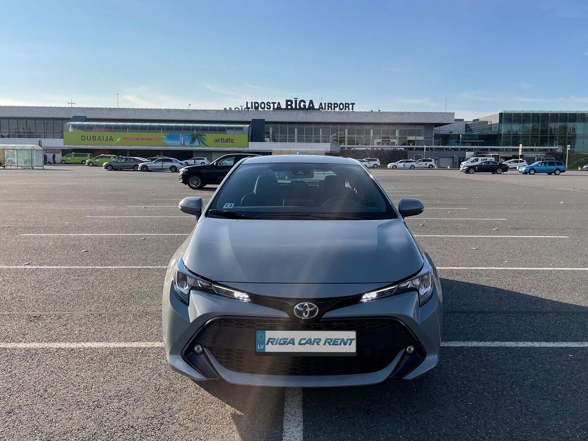 Toyota Corolla ir novietota autostāvvietā