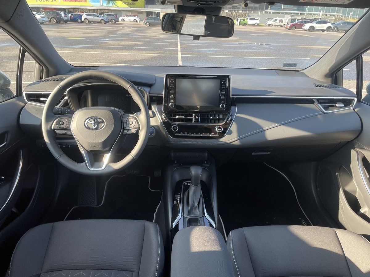 Autostāvvietā ir redzams Toyota Corolla salons.