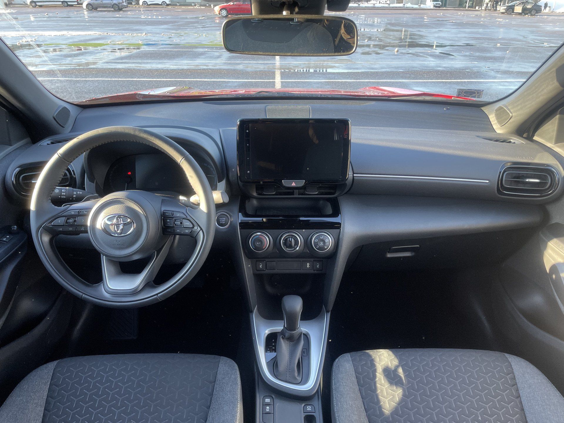 Toyota automašīnas salons ar stūri un instrumentu paneli