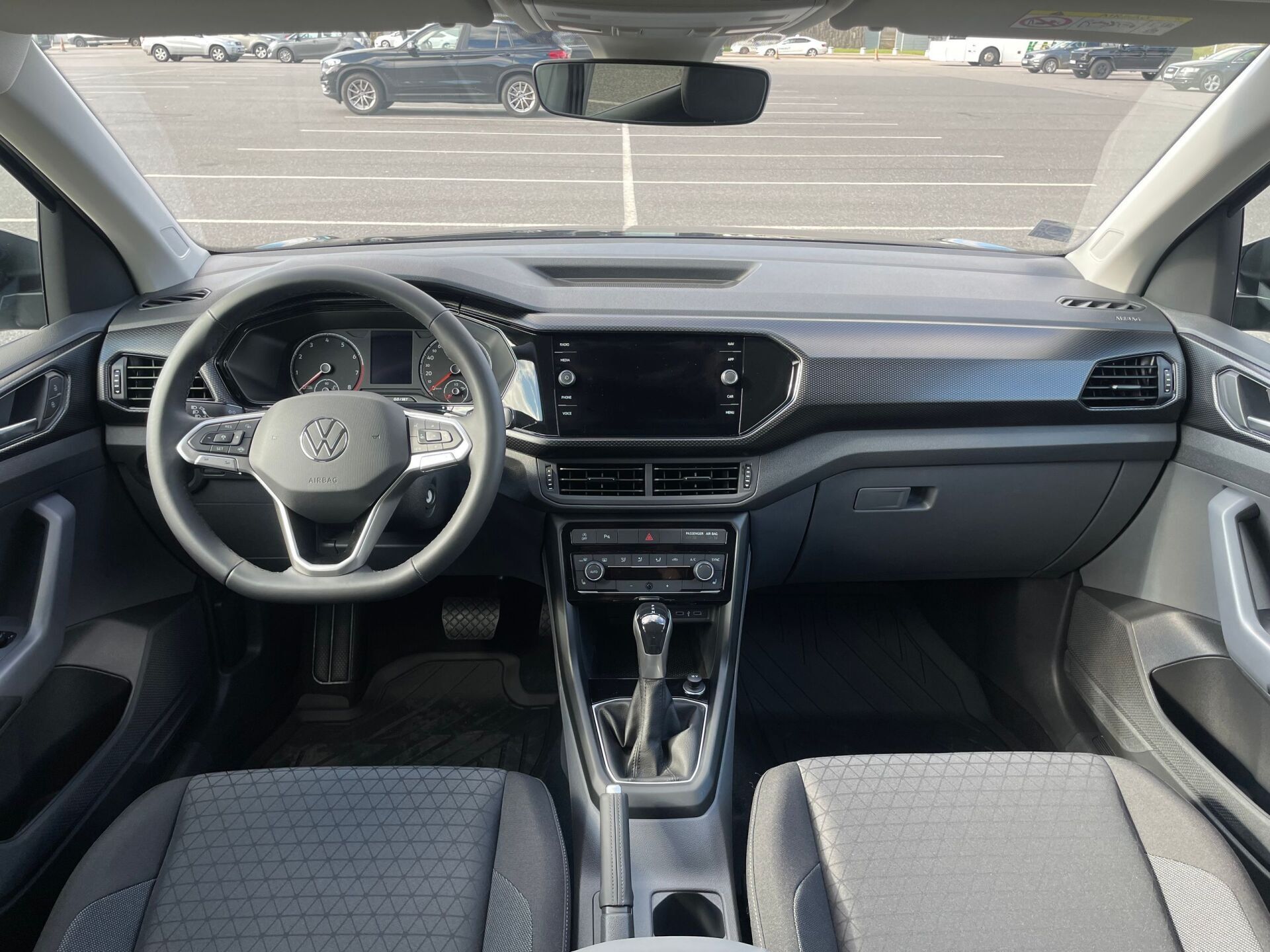 Autostāvvietā ir parādīts Volkswagen T-Cross salons.