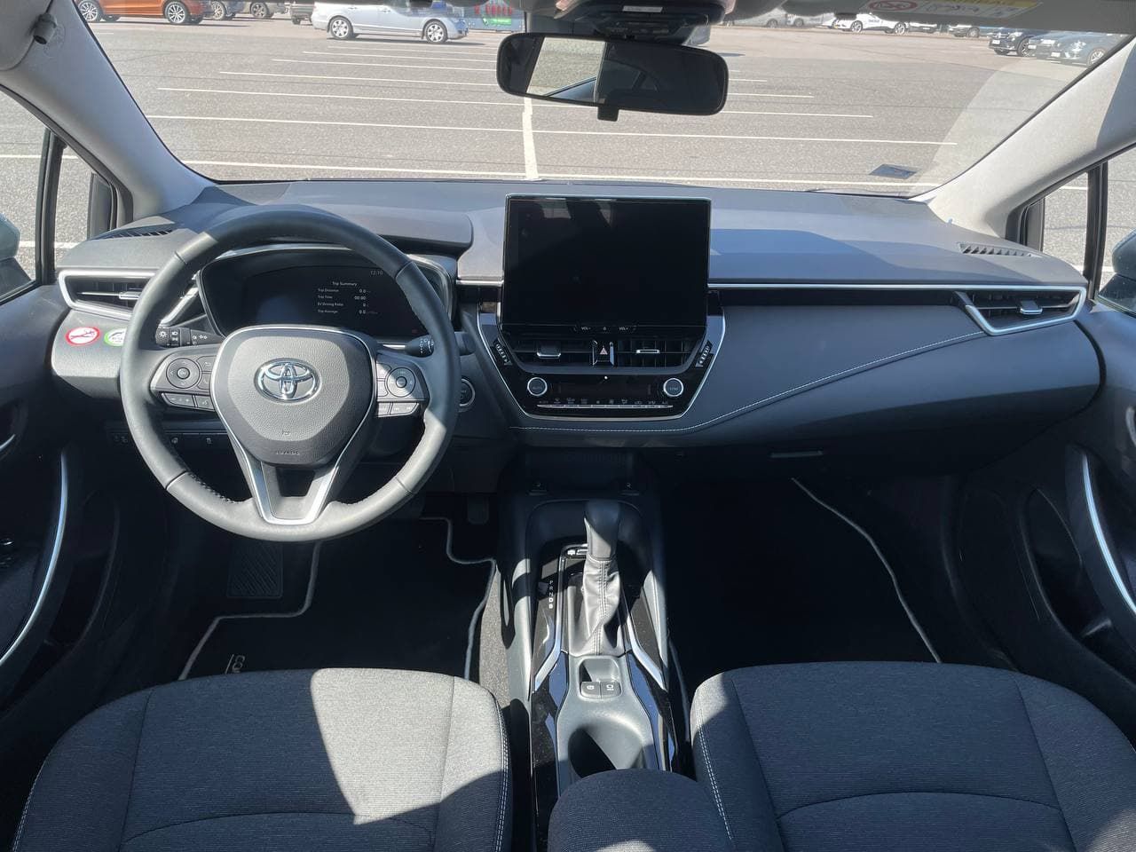 Autostāvvietā ir redzams Toyota Corolla salons.