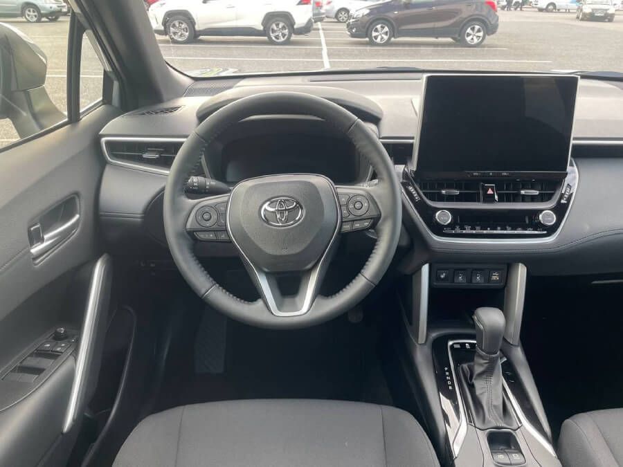 Autostāvvietā ir parādīts Toyota Corolla Cross salons.