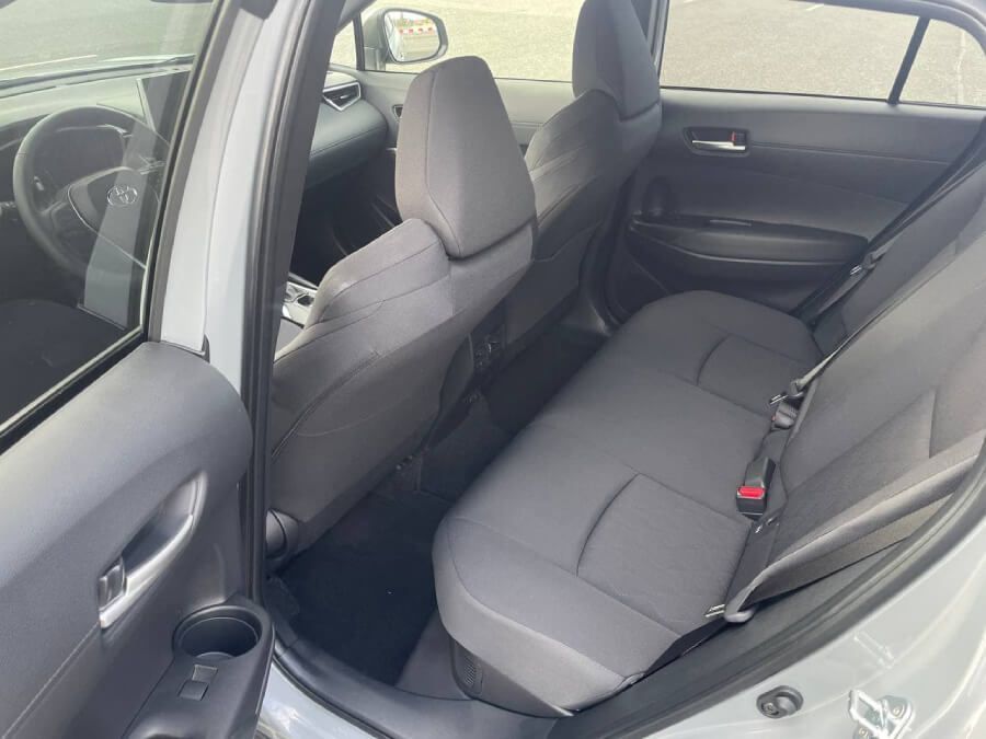Attēlā redzams Toyota Corolla aizmugurējais sēdeklis ar atvērtām durvīm.