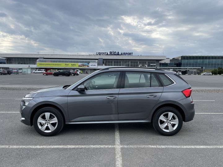Skoda Kamiq ir novietota autostāvvietā lidostas priekšā.