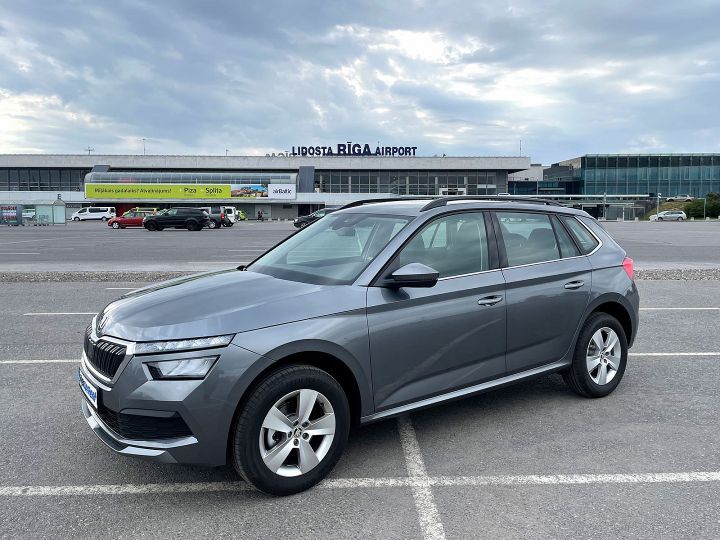 Skoda Kamiq ir novietota autostāvvietā lidostas priekšā.