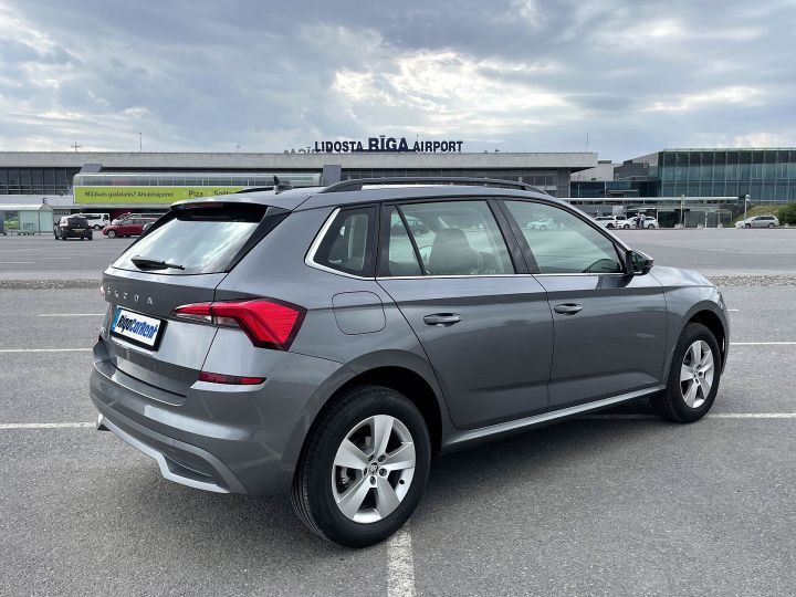 Skoda Kamiq ir novietota autostāvvietā lidostas priekšā.