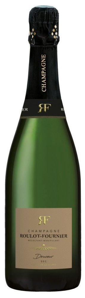 Une bouteille de champagne avec une étiquette dorée sur fond blanc.