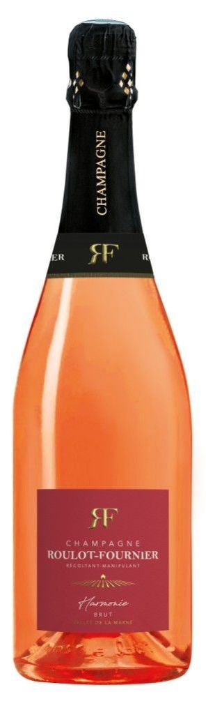 Une bouteille de champagne avec une étiquette rouge sur fond blanc.