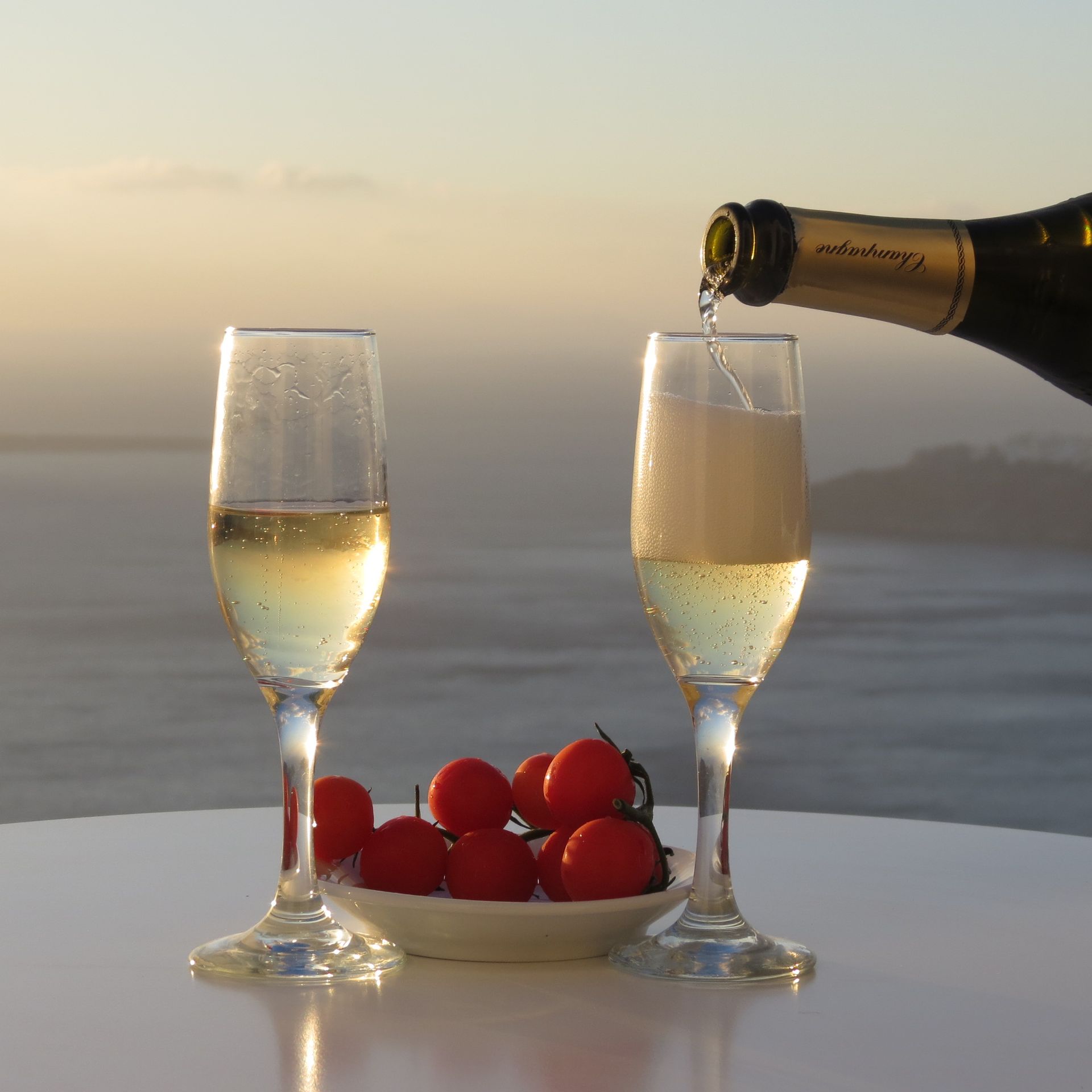 Une bouteille de champagne est versée dans deux verres