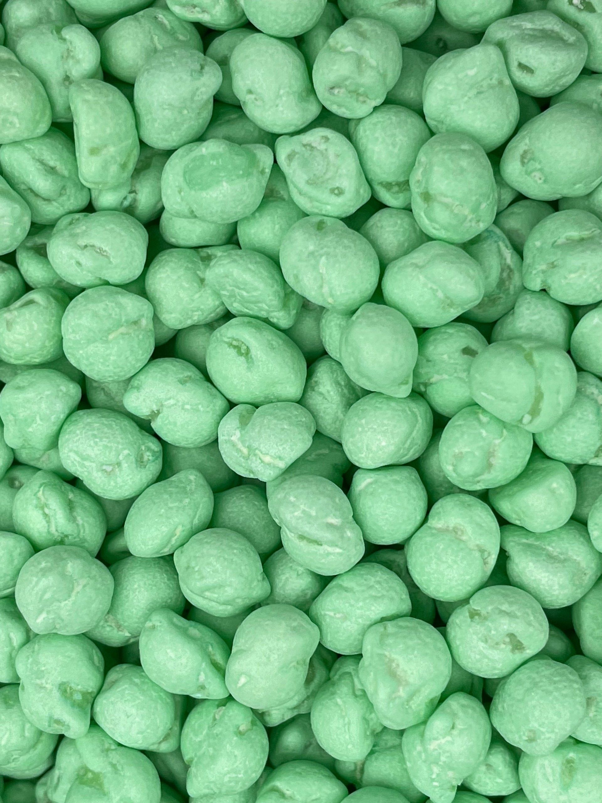 A close up of a pile of green beans.