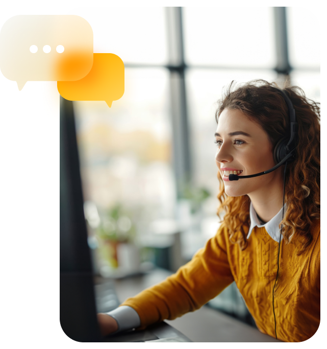 Une femme portant un casque est assise à un bureau.