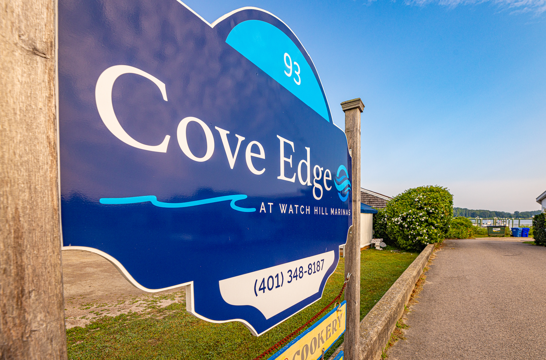 A blue sign that says cove edge on it