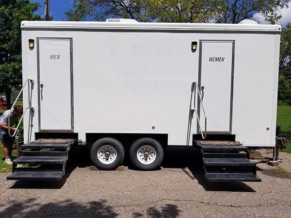 Flushable portable toilets