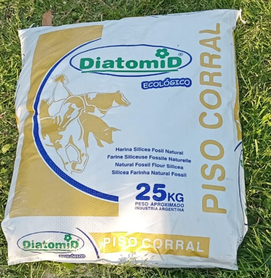 Bolsa de limpiador de suelos de coral Diatomid sobre fondo verde, envase blanco y amarillo con logotipo azul, 25 kg.