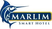 Logotipo do Marlim Smart Hotel com um marlin azul e a marca denominativa com detalhes em dourado sobre fundo branco.