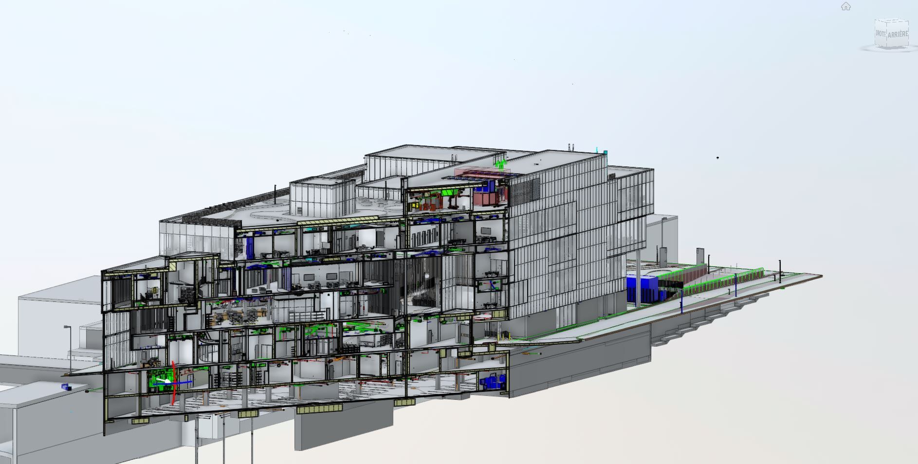 Modèle CAO 3D d'un bâtiment à plusieurs étages montrant ses couches structurelles, mécaniques et architecturales complexes.