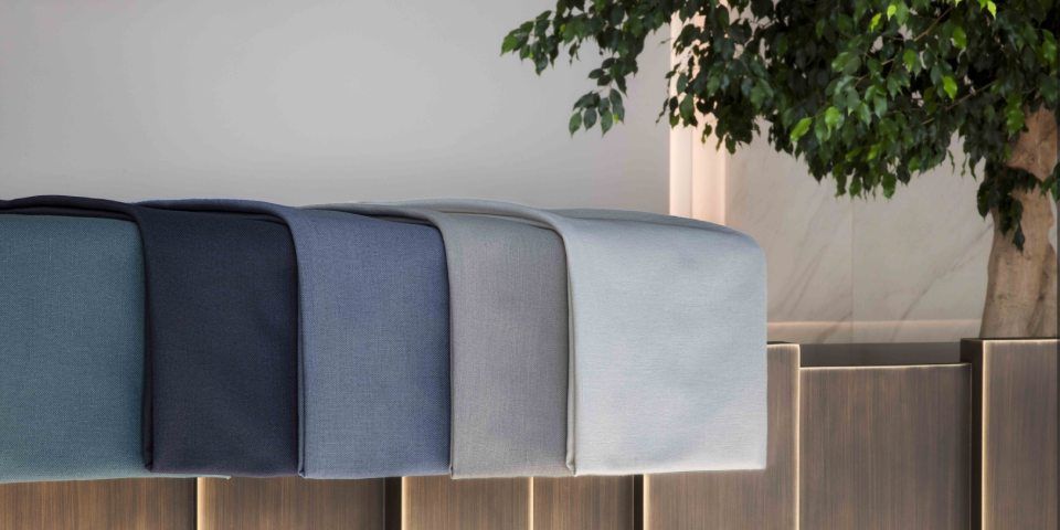 Solid-coloured fabric