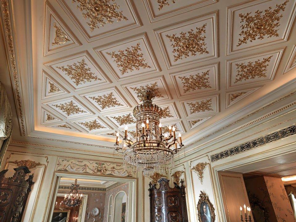 soffitti oro e gesso bianco