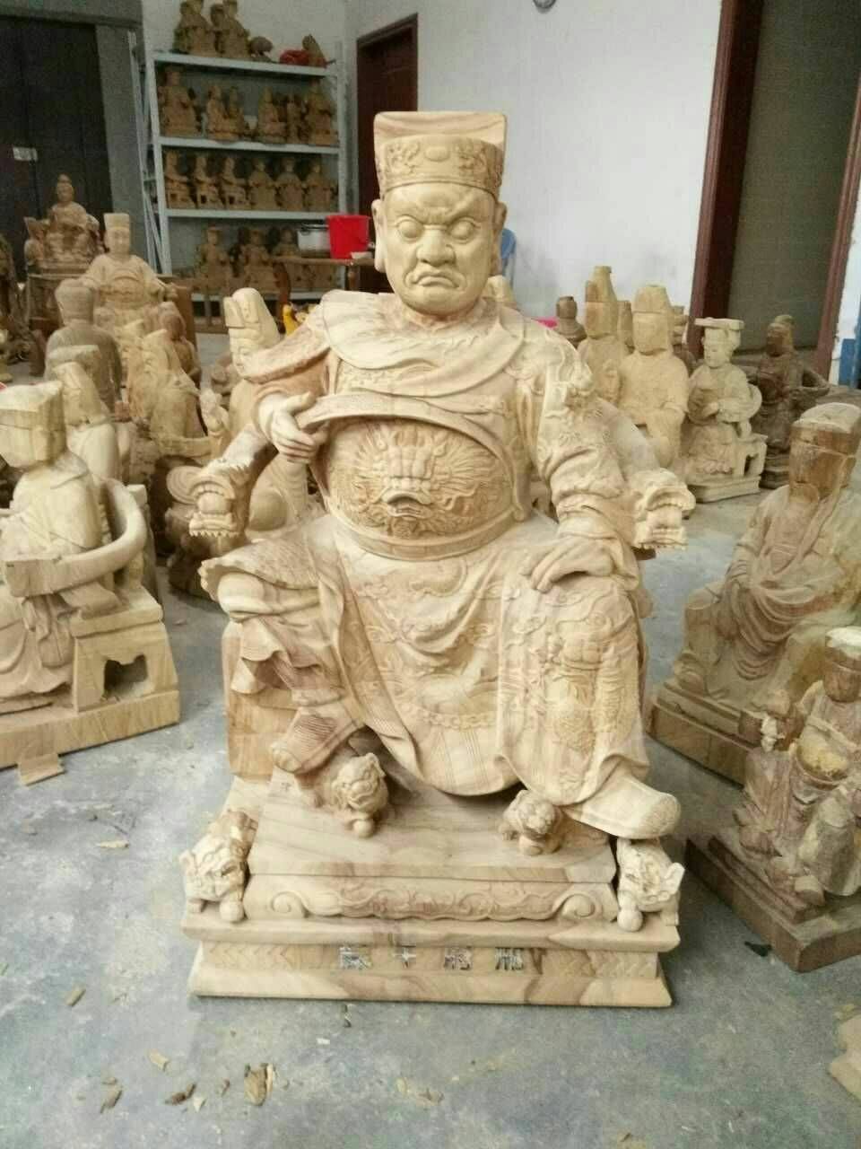 木雕工作室，裡面擺放著一尊大型木雕坐像，周圍環繞著一些較小的雕塑。