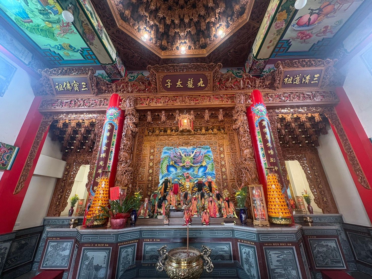 精湛的傳統寺廟木雕神龕藝術細節