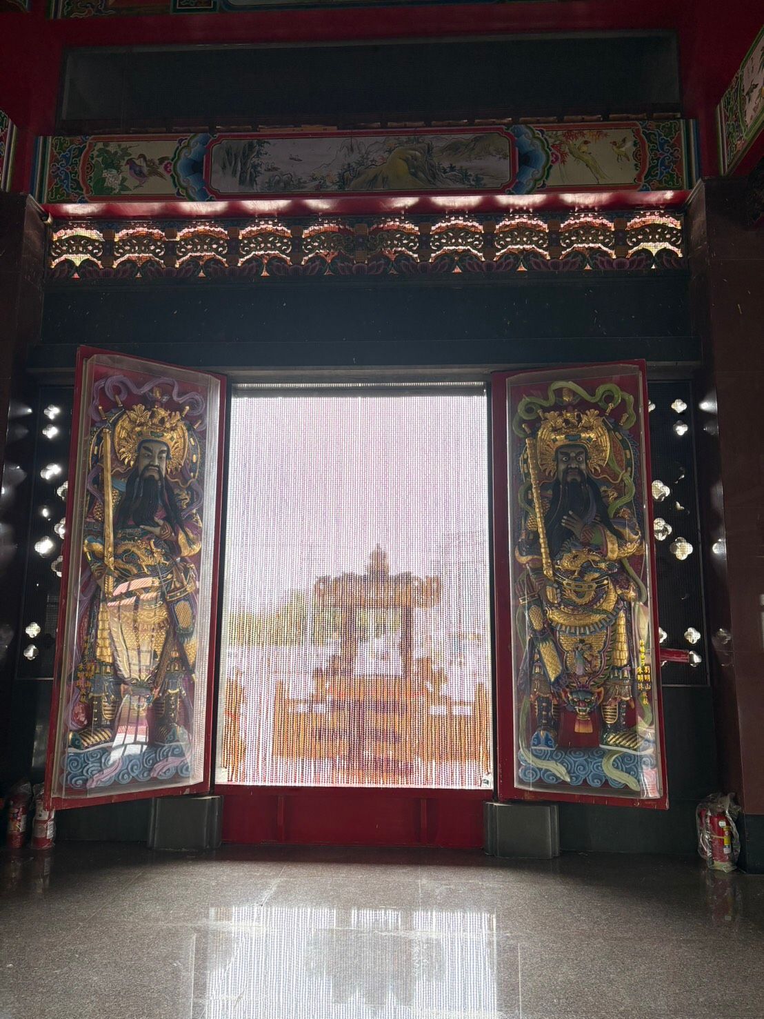莊嚴的傳統寺廟門神彩繪