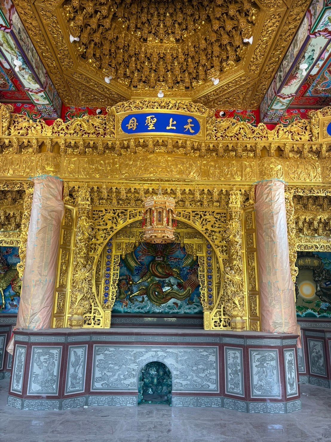 寺廟內部裝飾華麗，天花板精美，設有藍色招牌，雕刻精美的祭壇由大理石柱環繞。