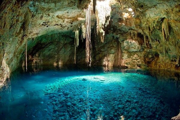Hay un gran cuerpo de agua en el medio de una cueva.