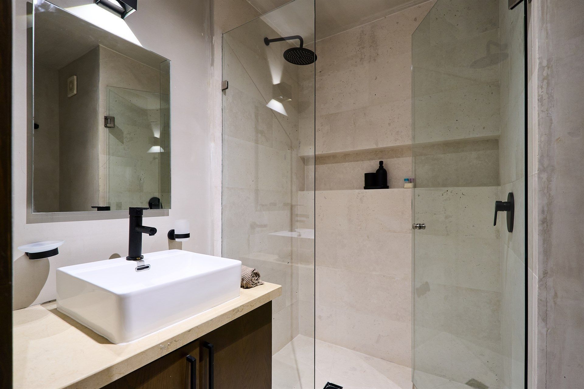 Un baño con lavabo y ducha. Hotel Bakal Tulum