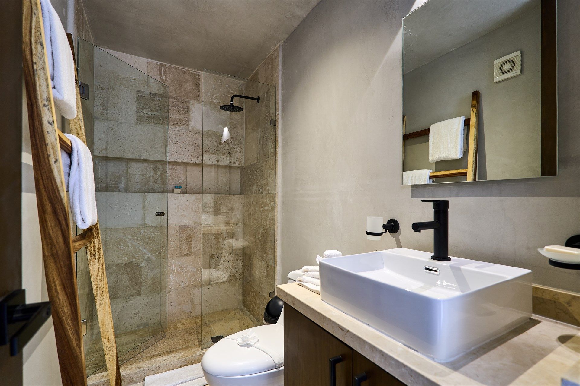 Un baño con lavabo, inodoro, ducha y espejo. Hotel Bakal Tulum