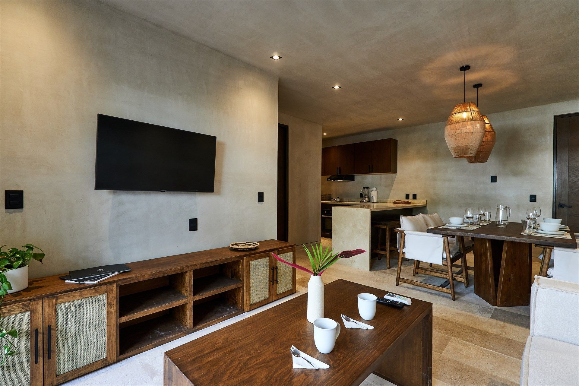 Una sala de estar con sofá, mesa y televisión. Hotel Bakal Tulum
