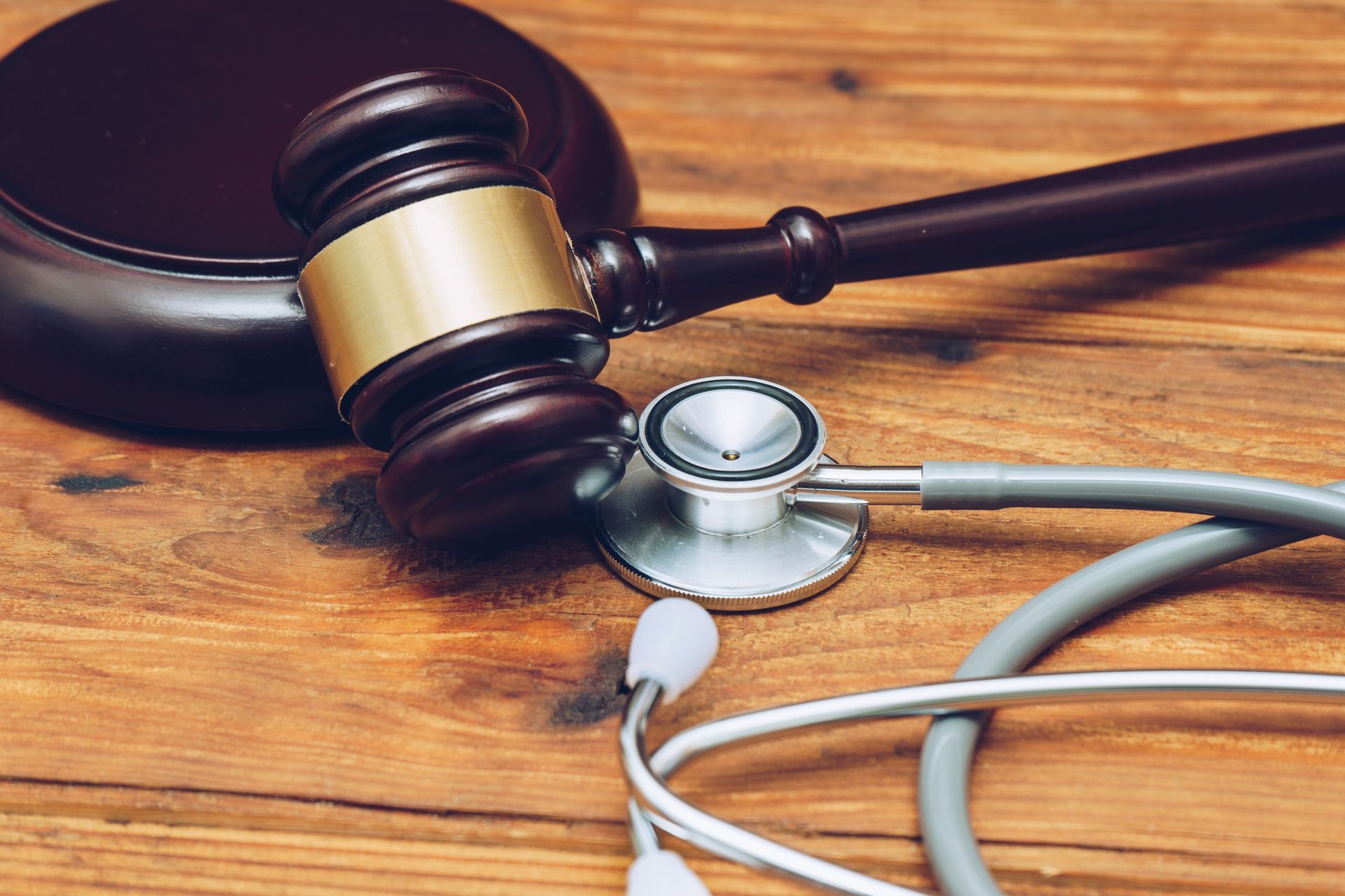 Stethoscope and judge’s gavel, showcasing personal injury and medical legal concept.