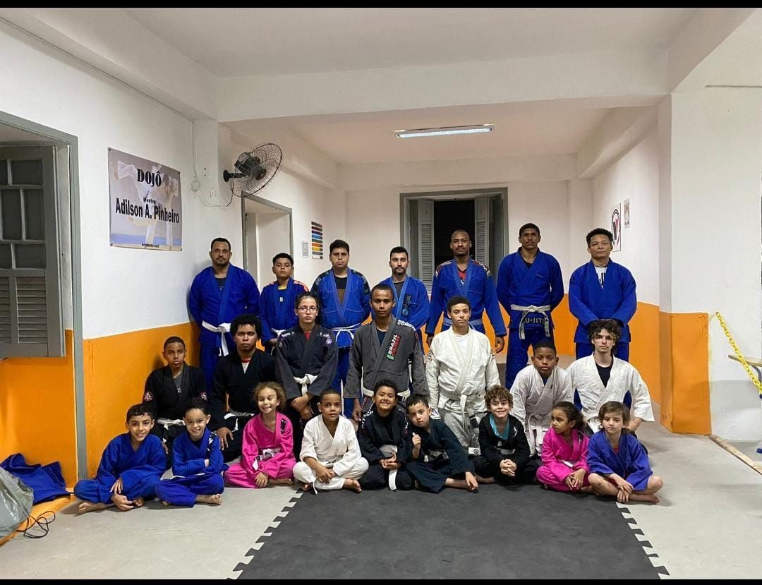 Um grupo de pessoas está posando para uma foto em uma academia.