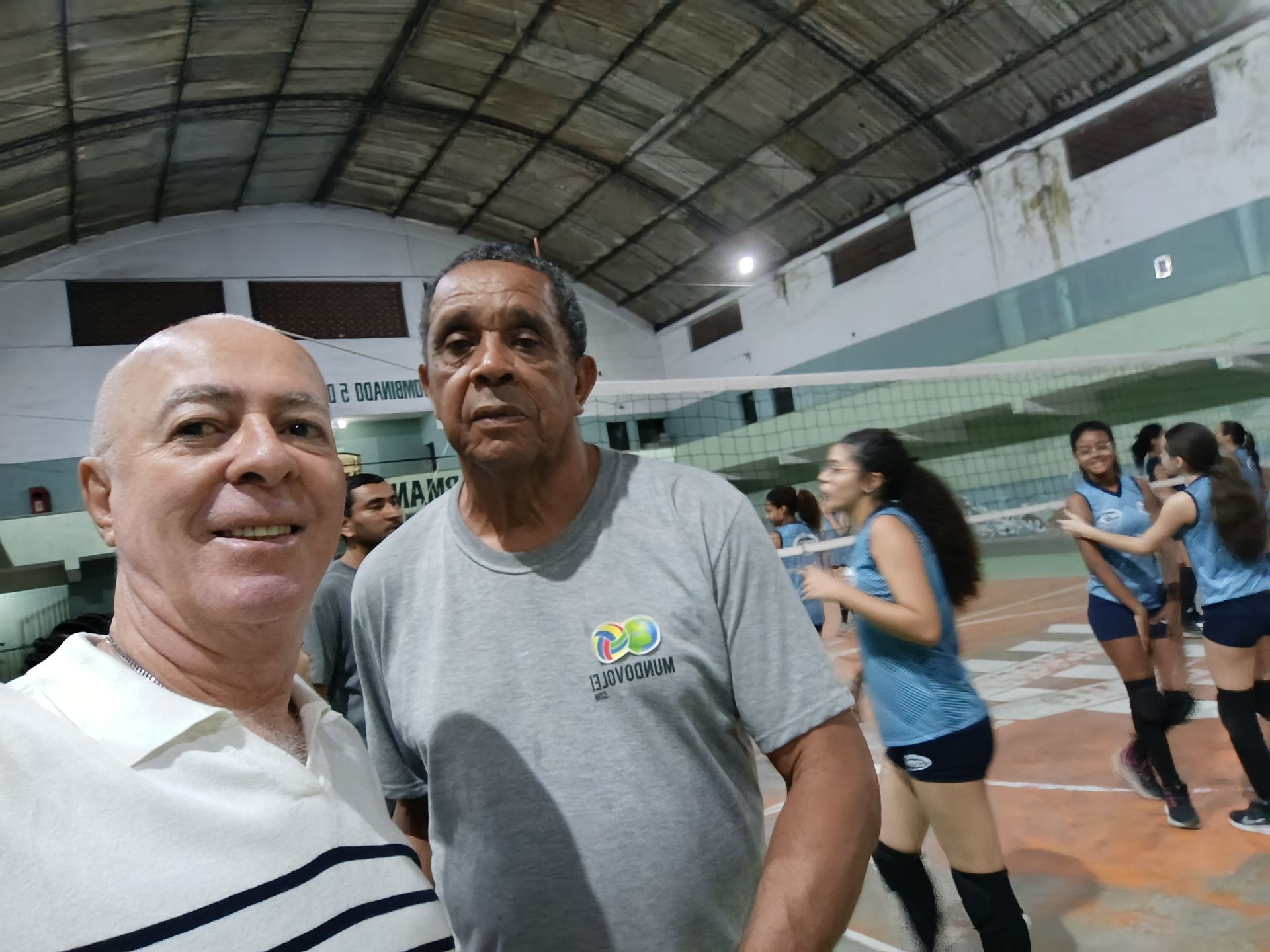Um homem e uma mulher estão posando para uma foto em uma academia.
