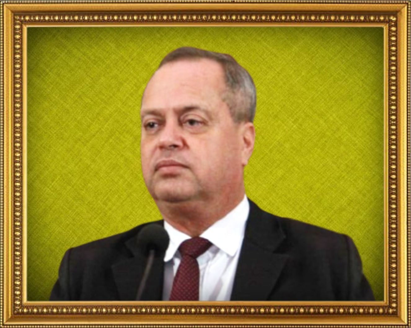 Uma foto emoldurada de um homem de terno e gravata