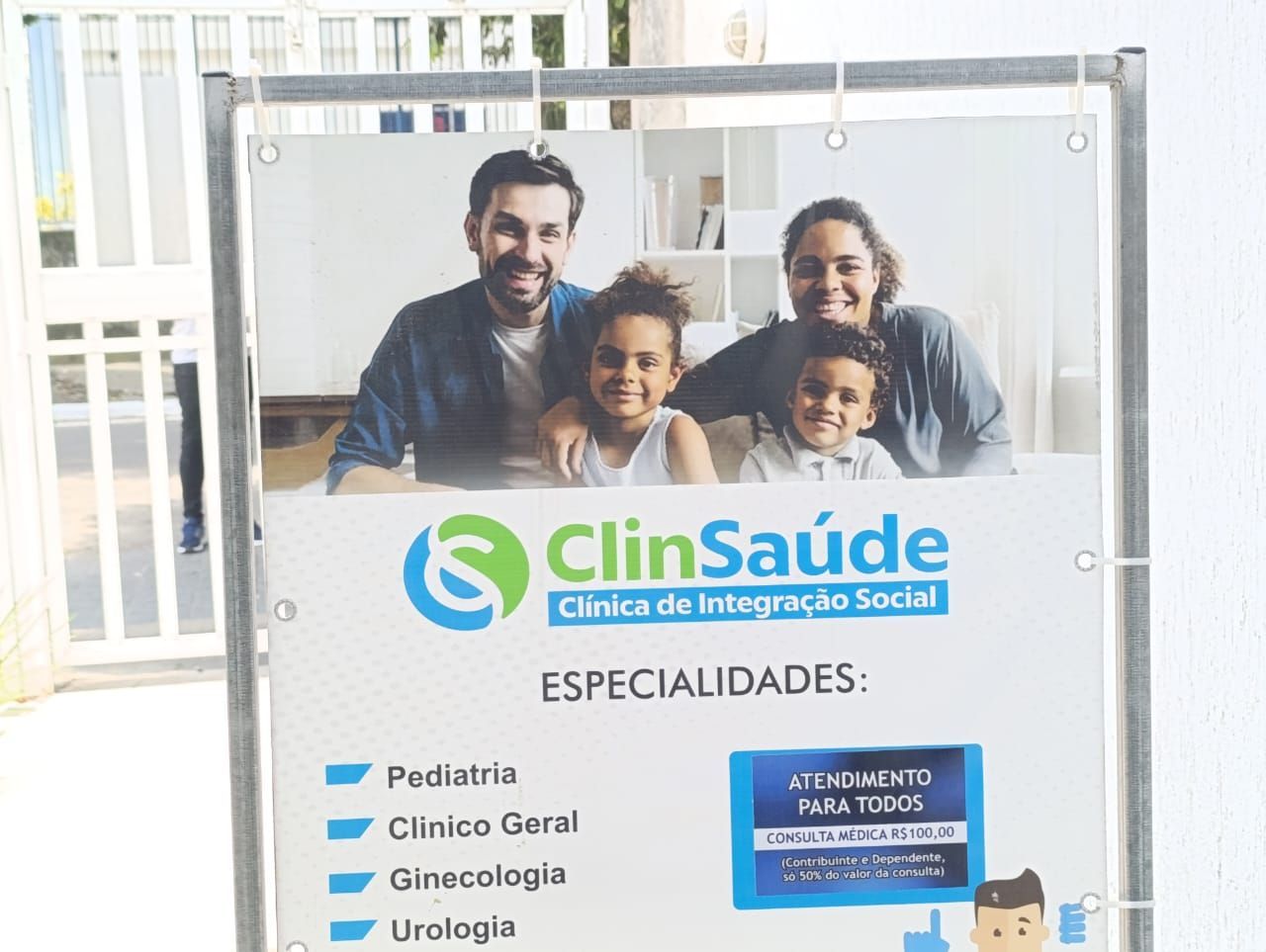 Uma placa da clinsaude tem a imagem de uma família